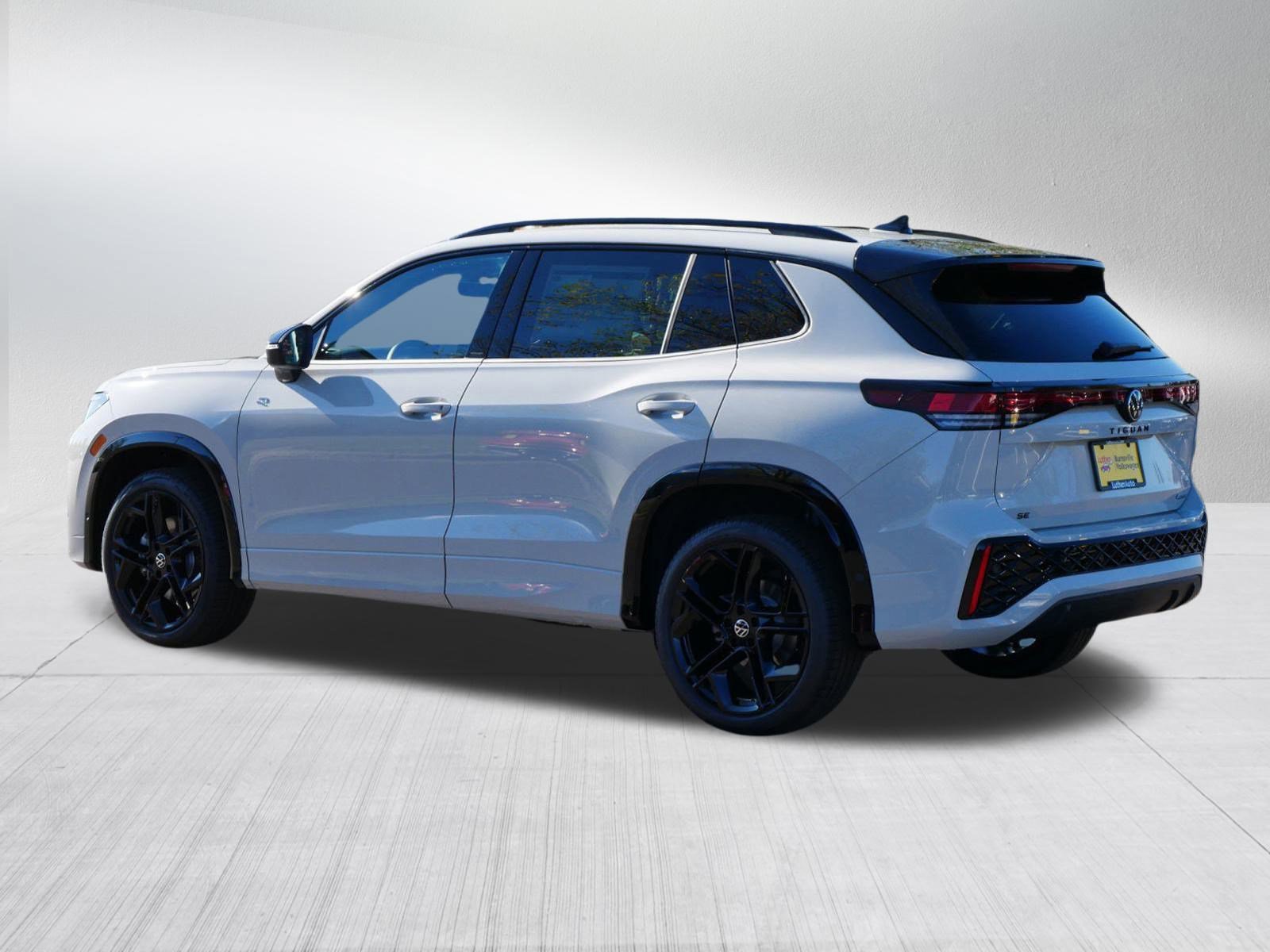 2026 Volkswagen Tiguan SE R-Line Black photo 3