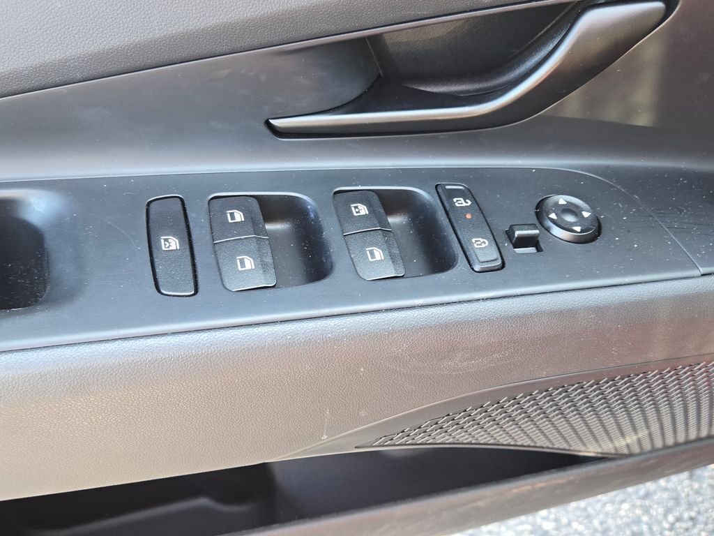 2025 Hyundai Elantra SEL Sport photo 18