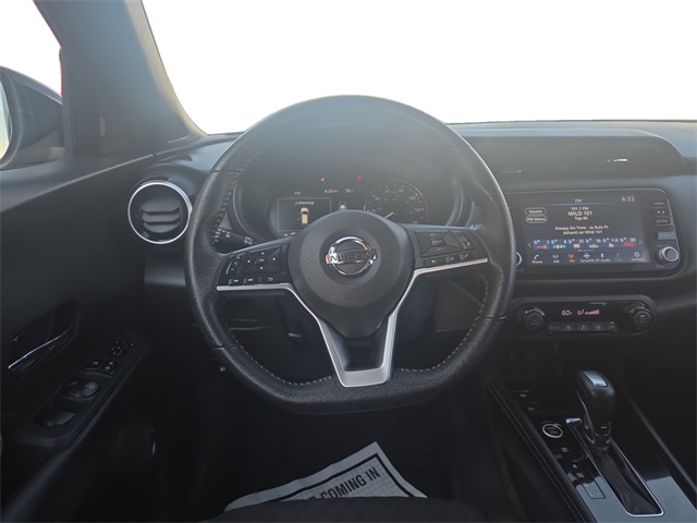 2021 Nissan Kicks SR photo 9