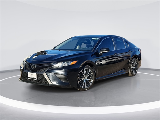 2019 Toyota Camry SE's photo