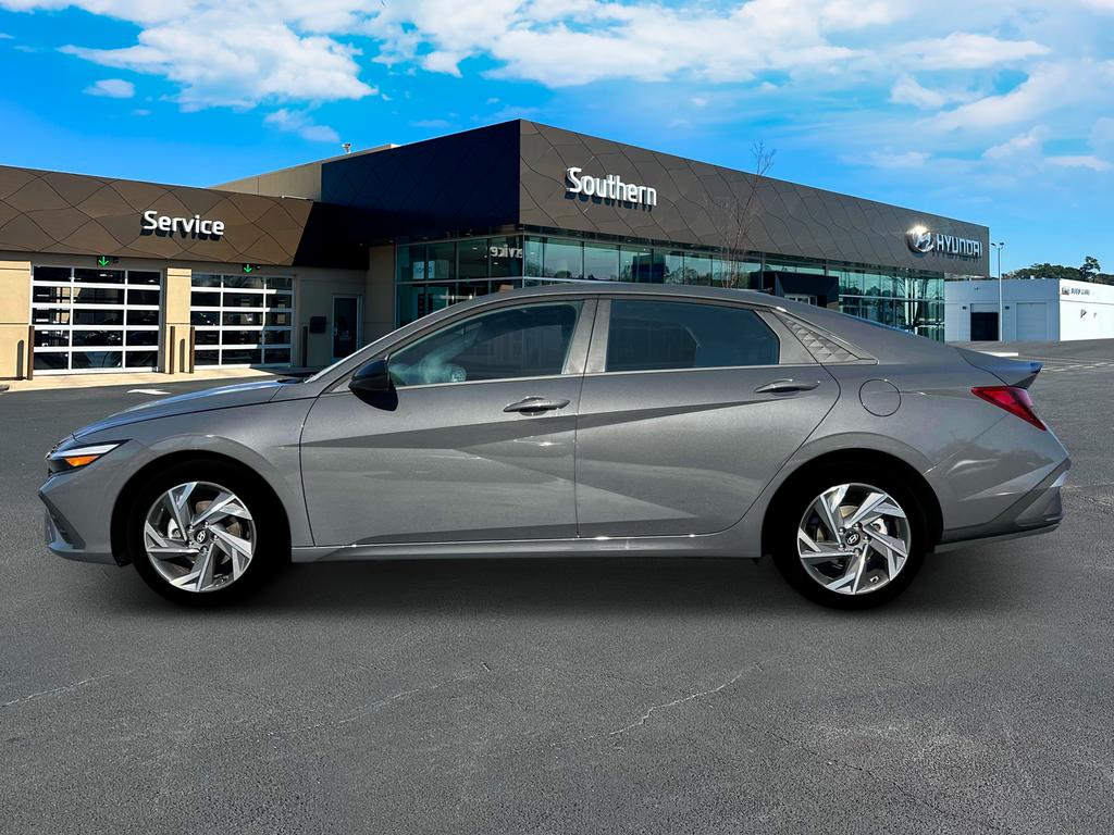 2025 Hyundai Elantra SEL Sport photo 2