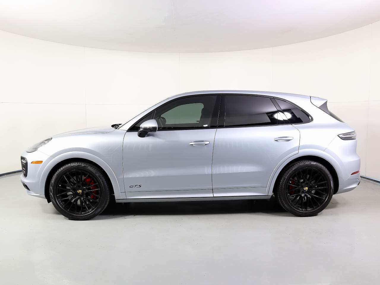 2023 Porsche Cayenne GTS photo 2