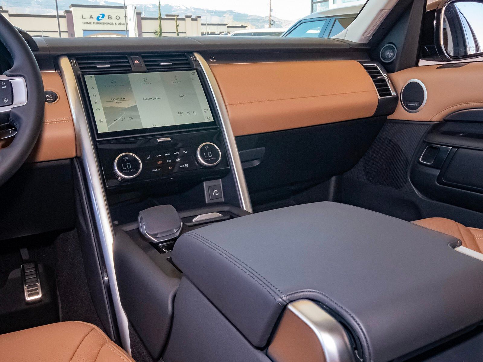 2025 Land Rover Discovery Metropolitan Edition photo 23