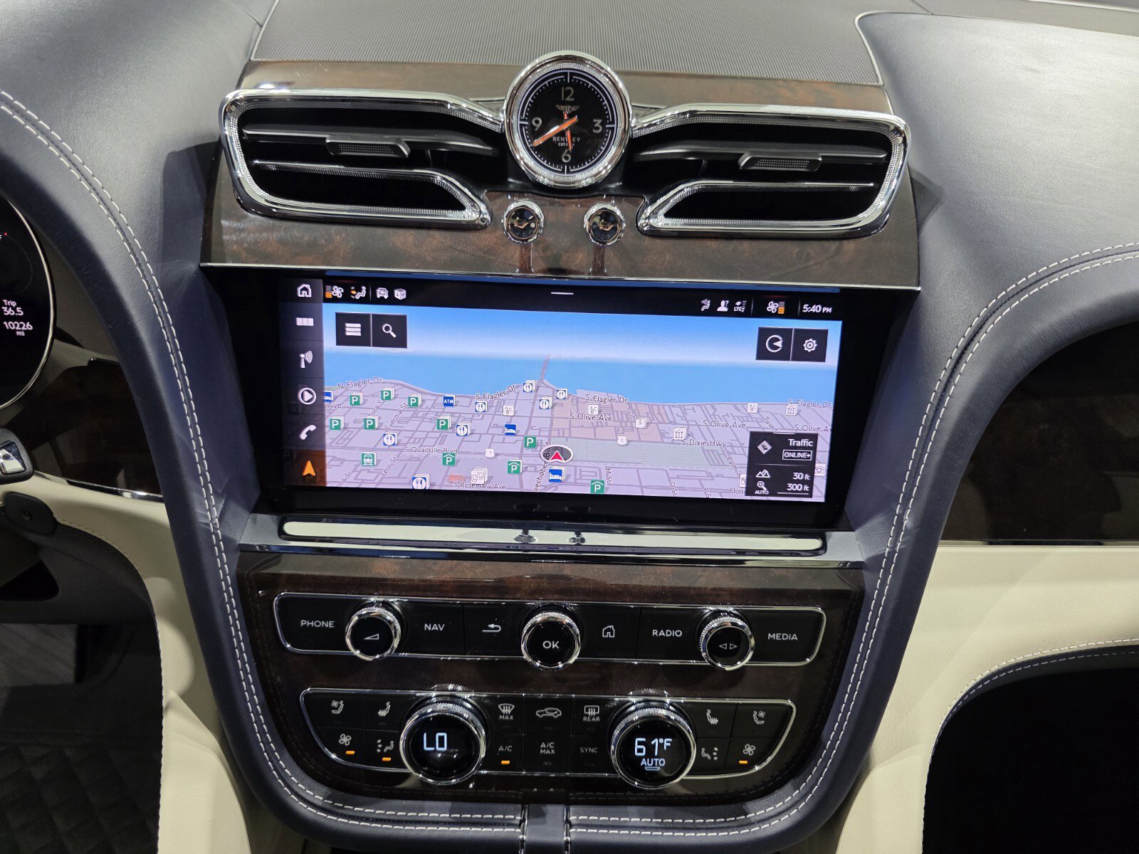2023 Bentley Bentayga EWB Azure Mulliner photo 17