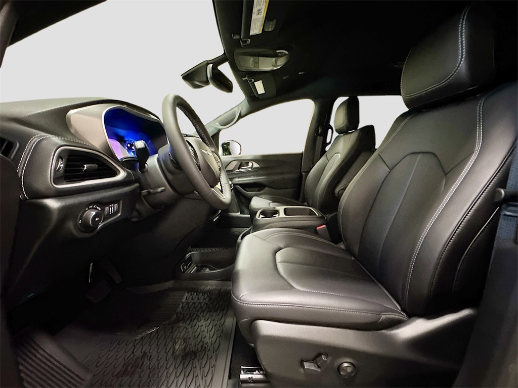 2025 Chrysler Pacifica photo 3