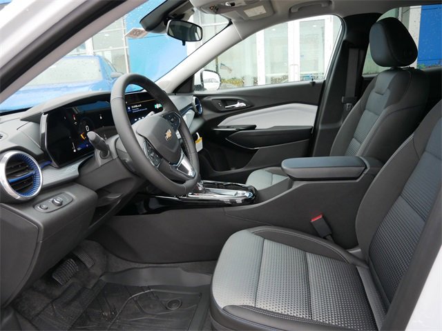 2025 Chevrolet Trax LT photo 3
