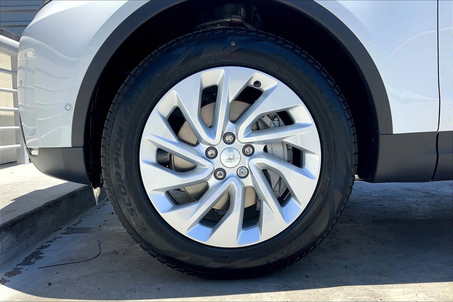 2025 Land Rover Discovery S photo 8