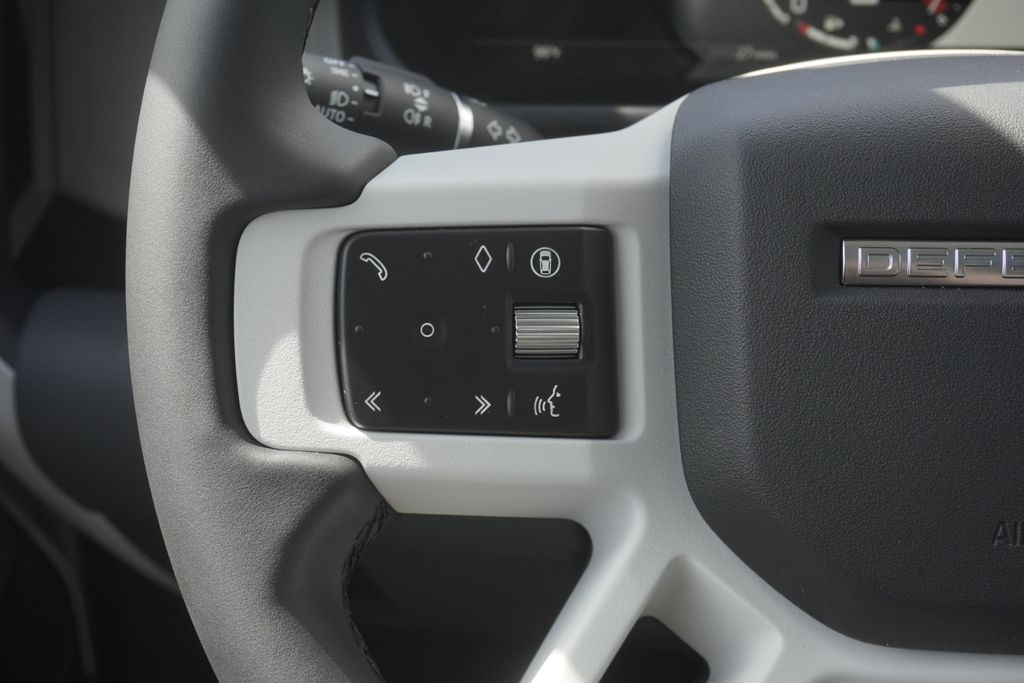 2025 Land Rover Defender 110 S photo 12