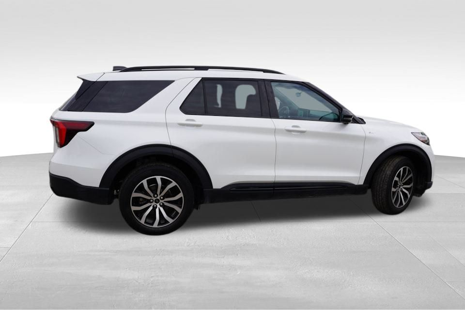 2025 Ford Explorer ST-Line photo 4