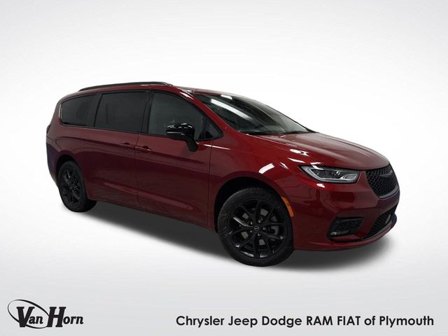 2026 Chrysler Pacifica Select's photo