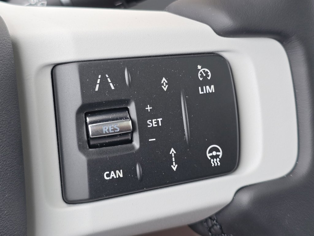 2025 Land Rover Defender 110 X-Dynamic SE photo 14