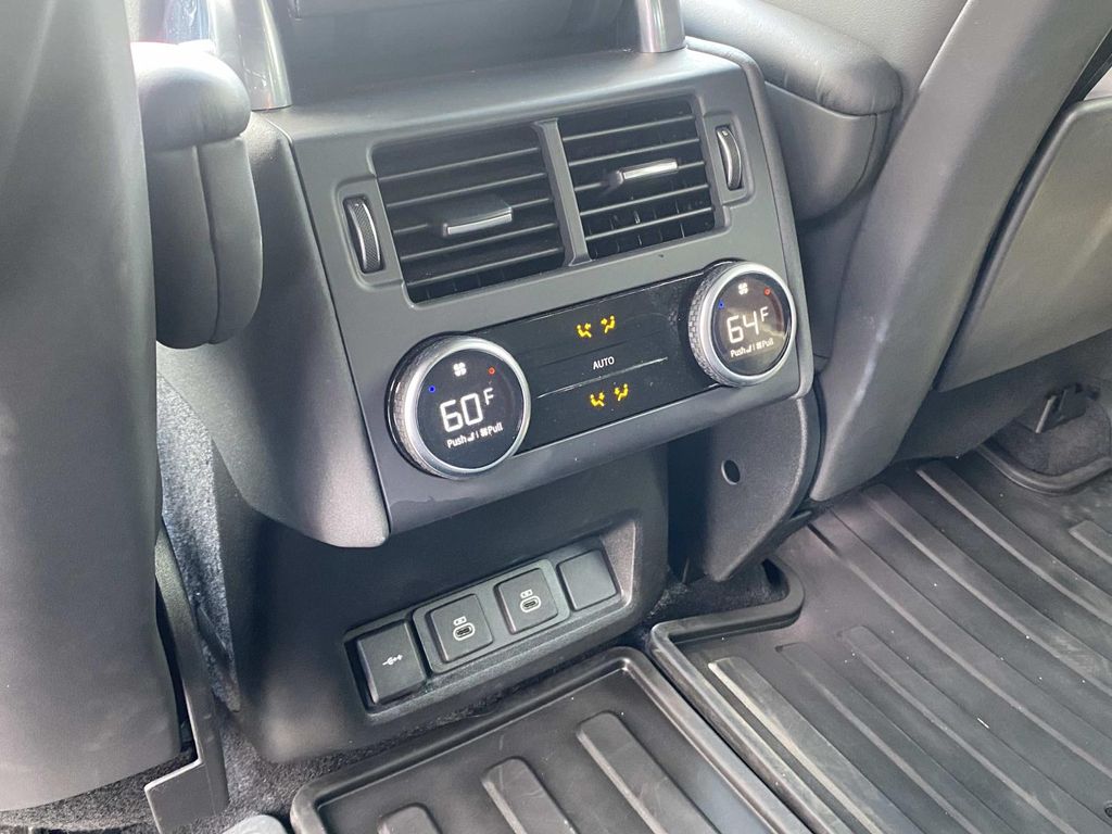 2023 Land Rover Discovery S R-Dynamic photo 10