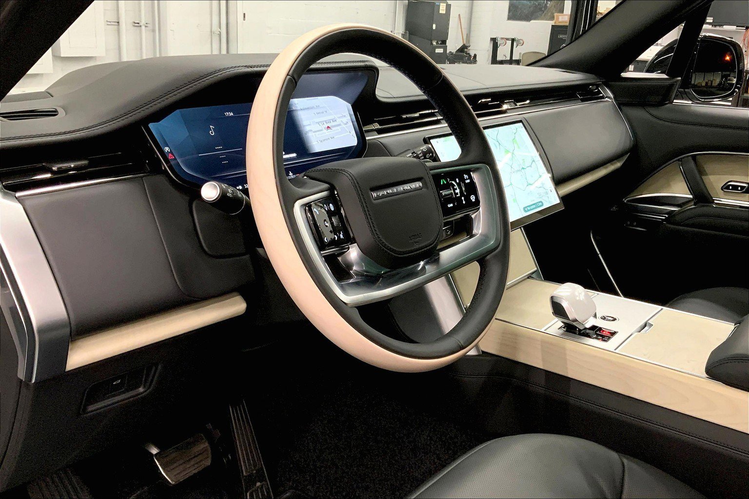 2025 Land Rover Range Rover SV photo 3