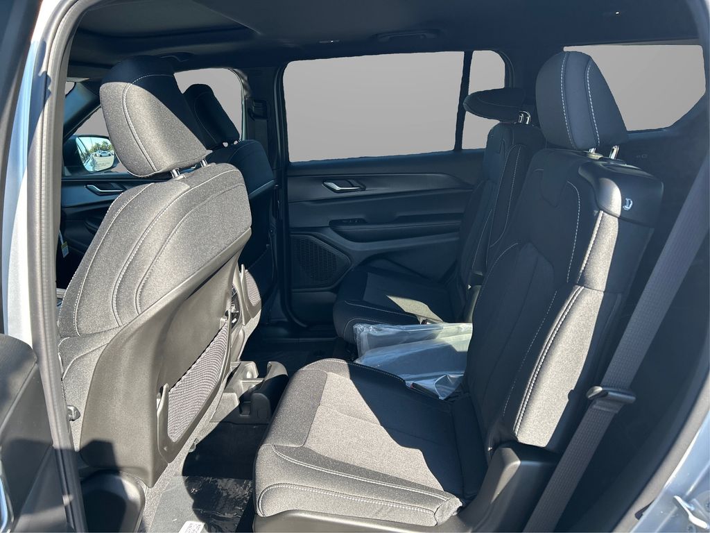 2025 Jeep Grand Cherokee Laredo X photo 7