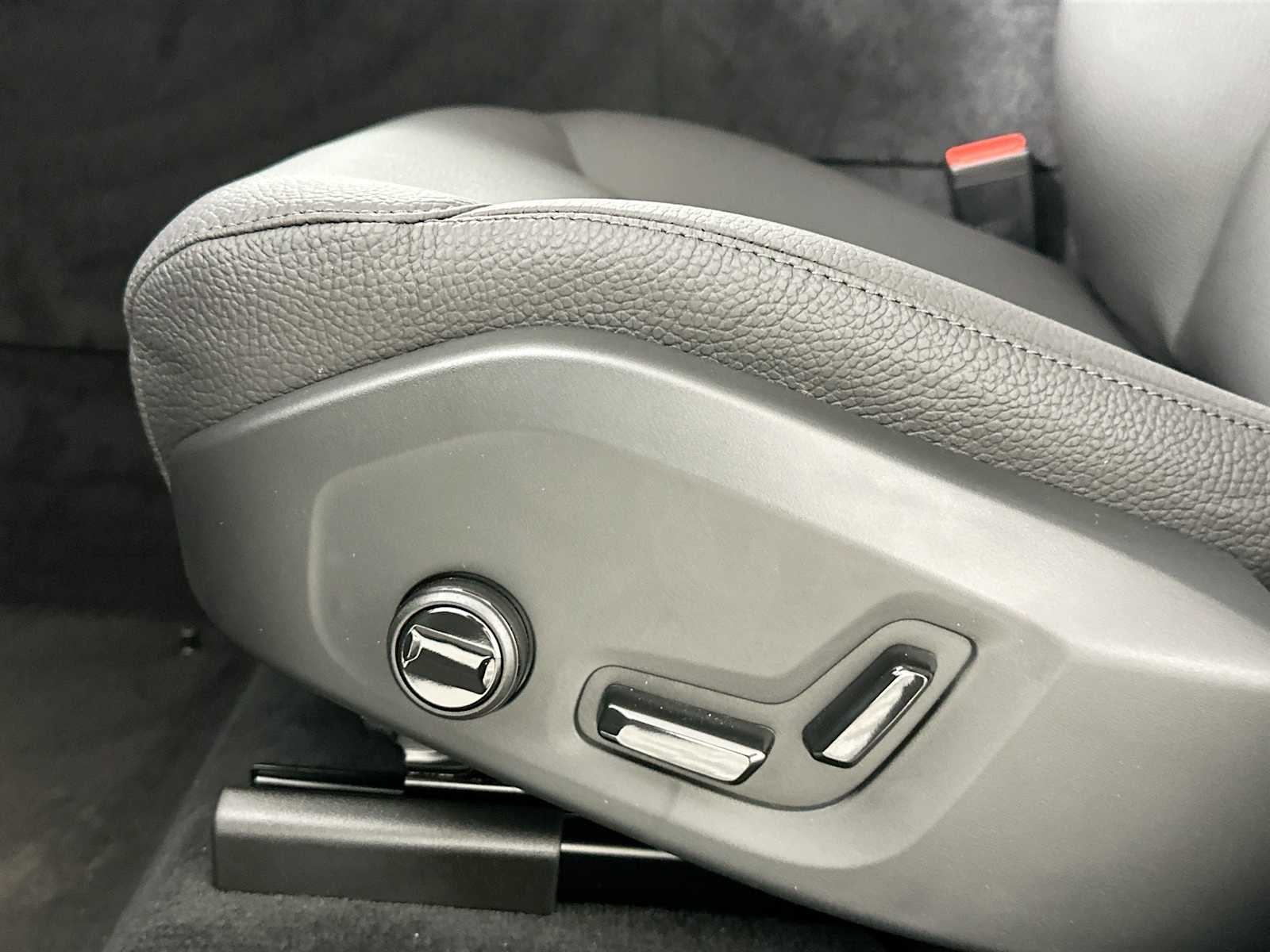 2025 Volvo XC60 T8 Plus photo 17