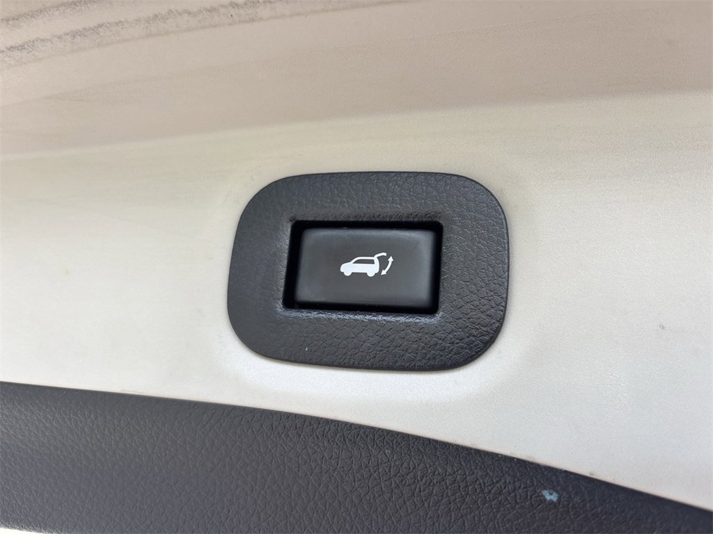 2016 Nissan Rogue SV photo 18