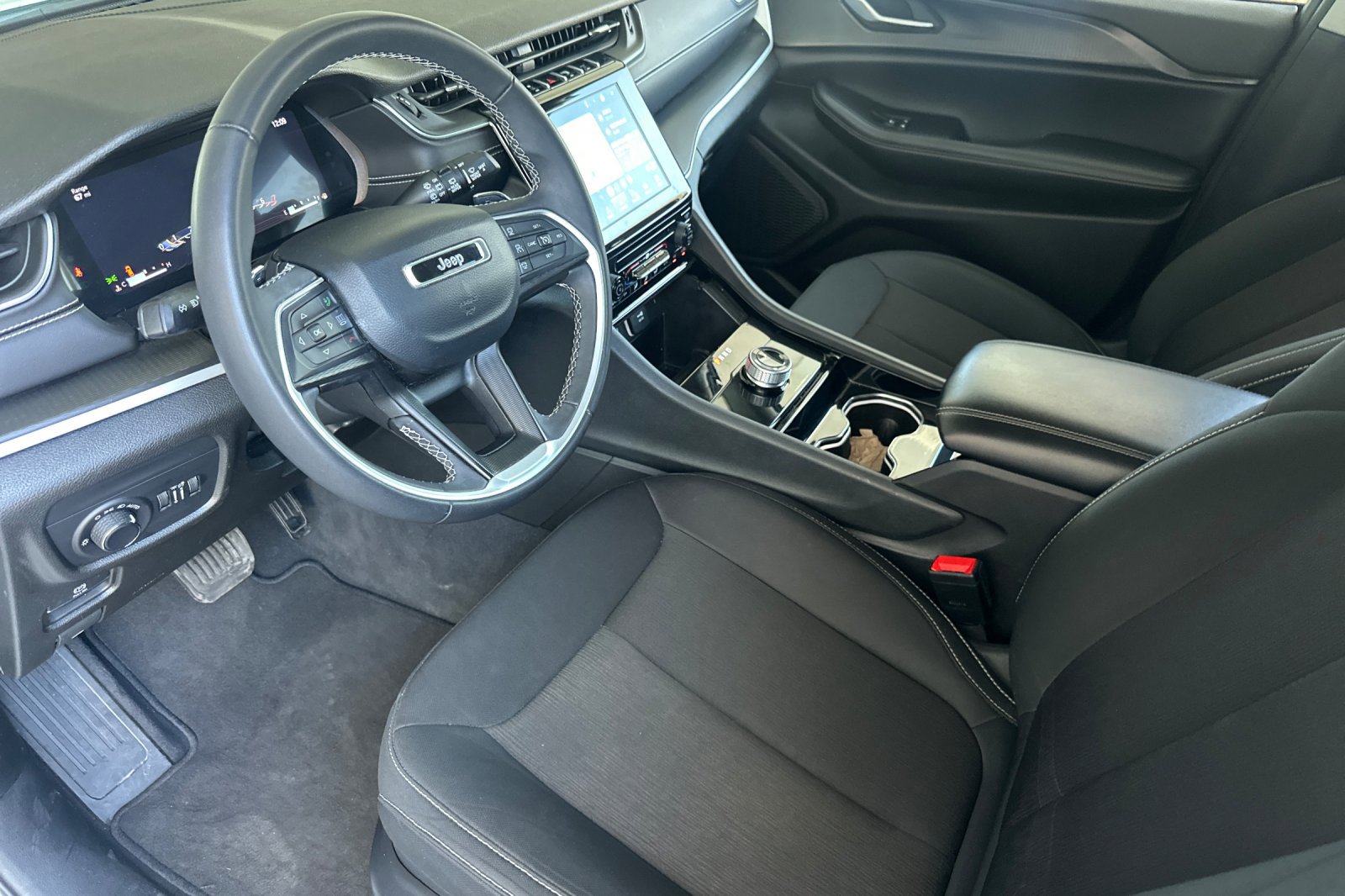 2023 Jeep Grand Cherokee Laredo photo 10