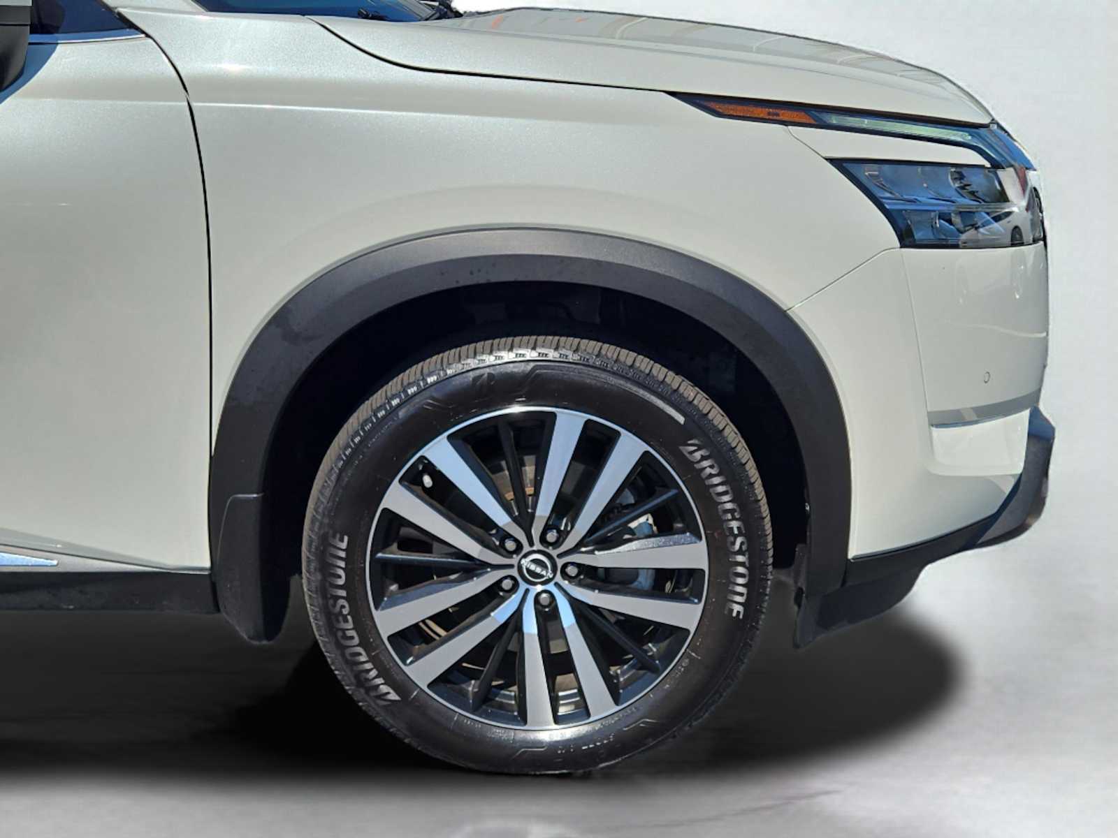 2024 Nissan Pathfinder Platinum photo 11