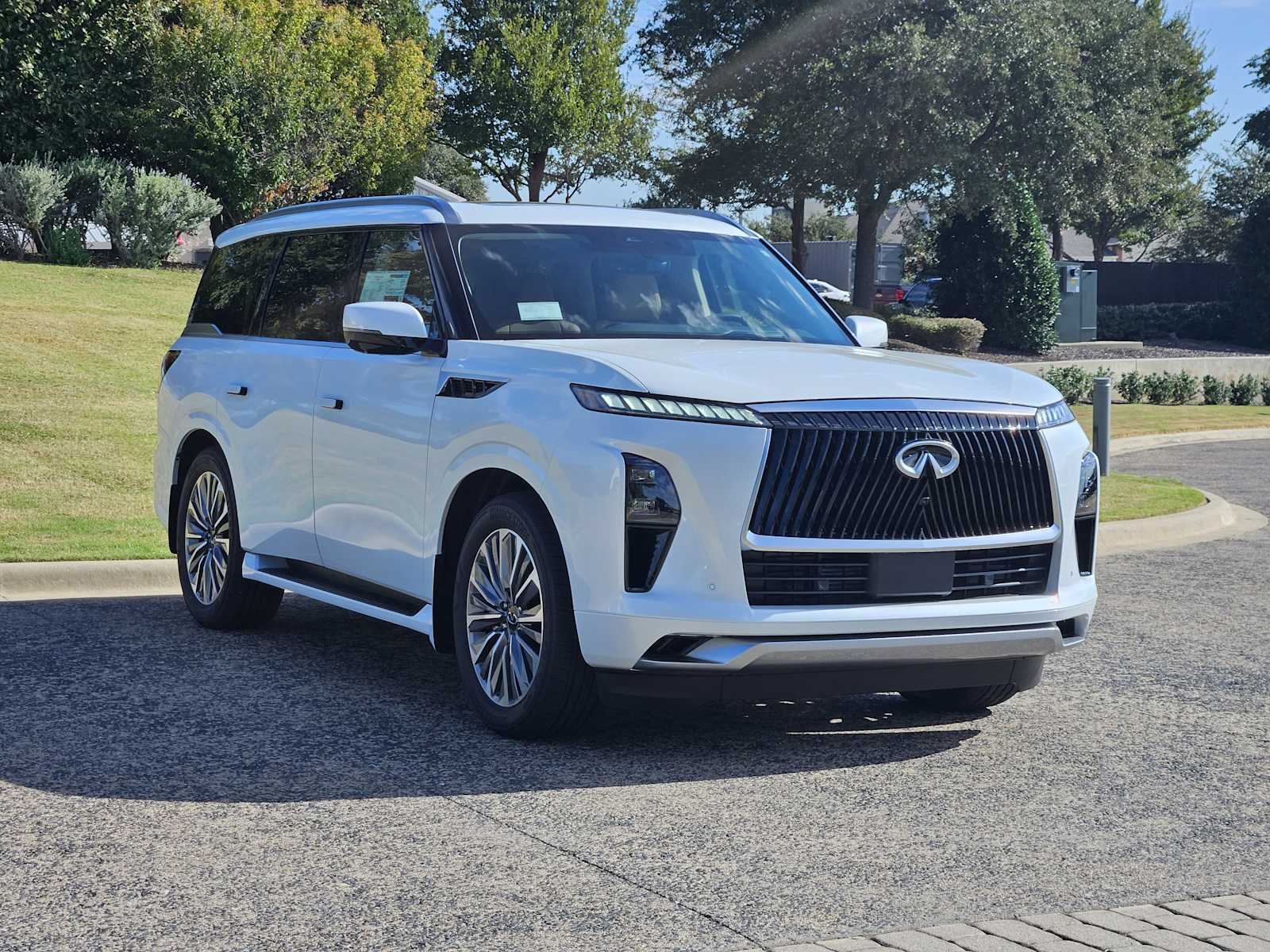 2026 Infiniti QX80 Luxe photo 2