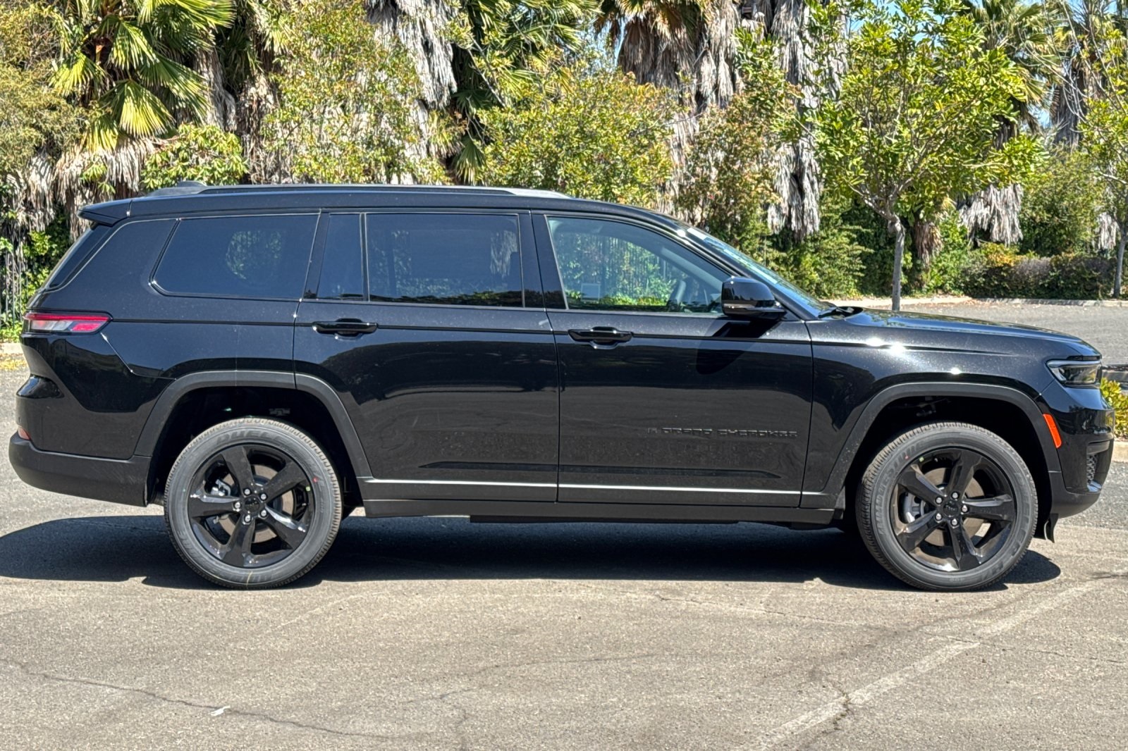2025 Jeep Grand Cherokee X photo 2