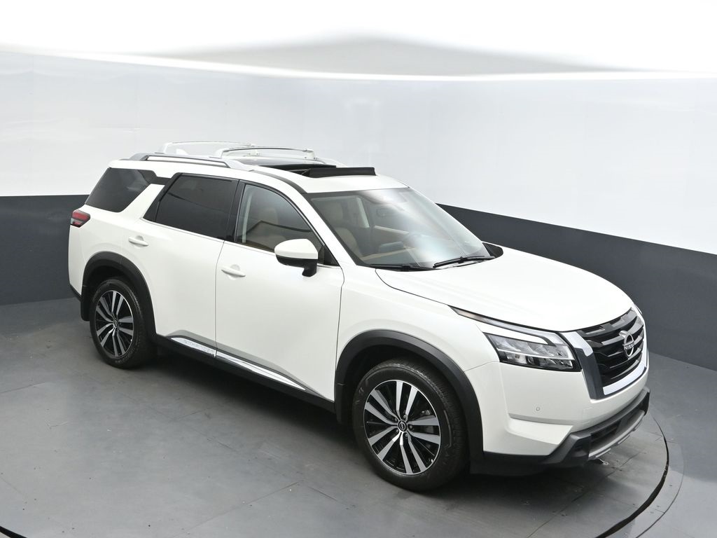 2024 Nissan Pathfinder Platinum's photo