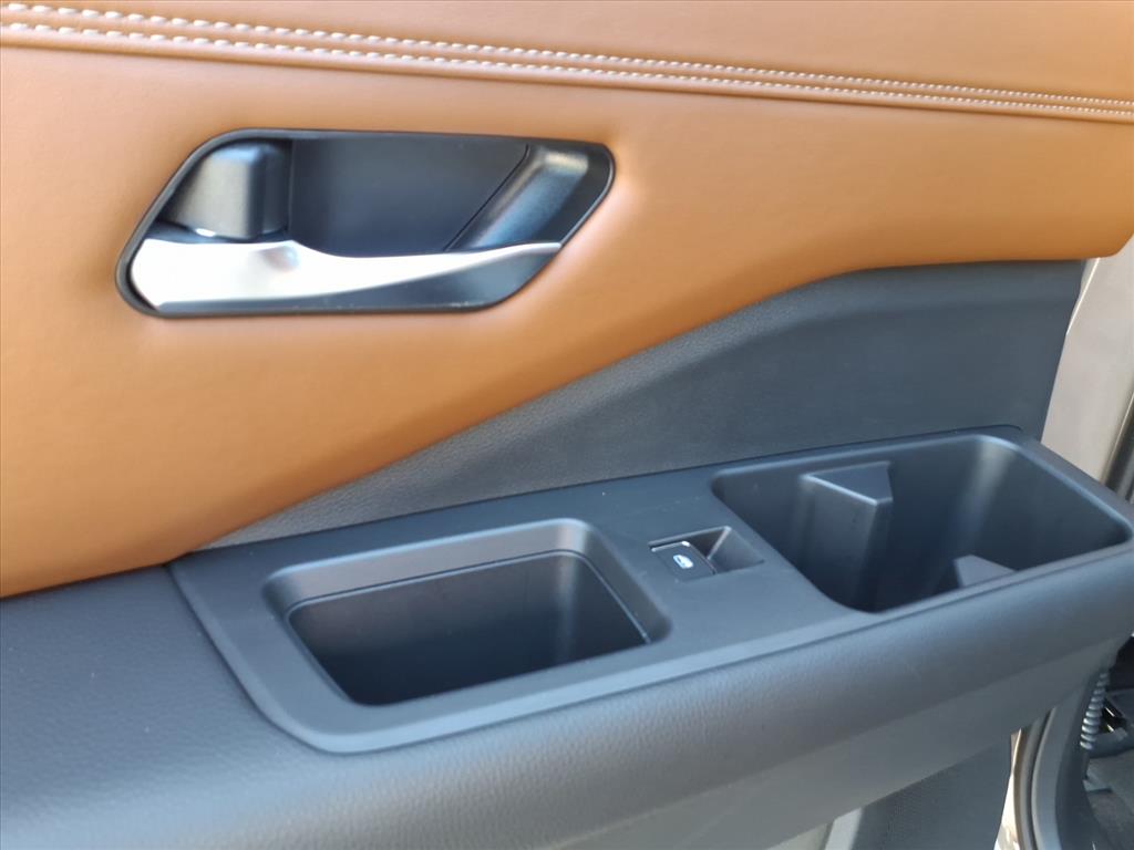 2023 Nissan Pathfinder Platinum photo 11