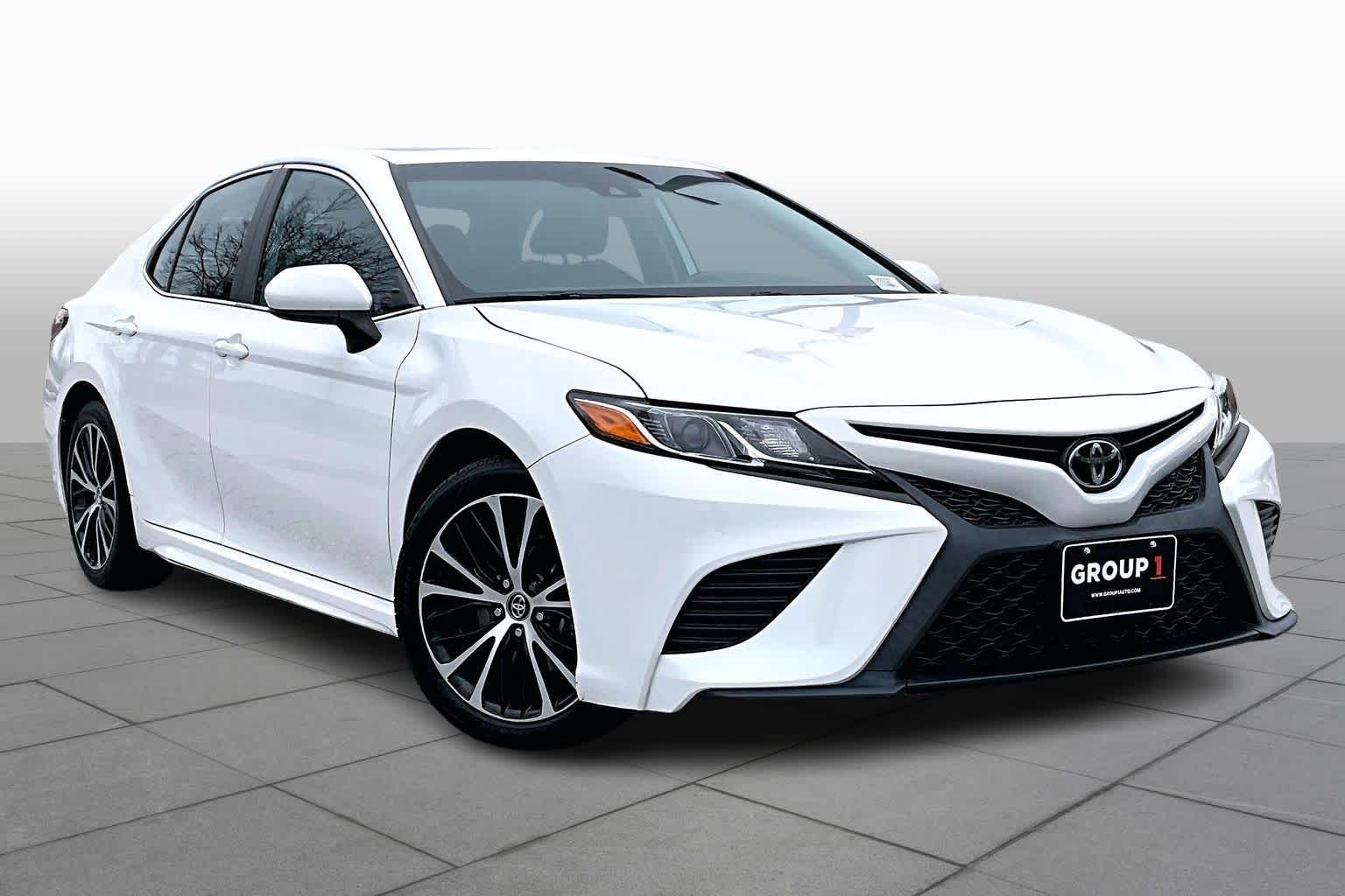 2020 Toyota Camry SE photo 2