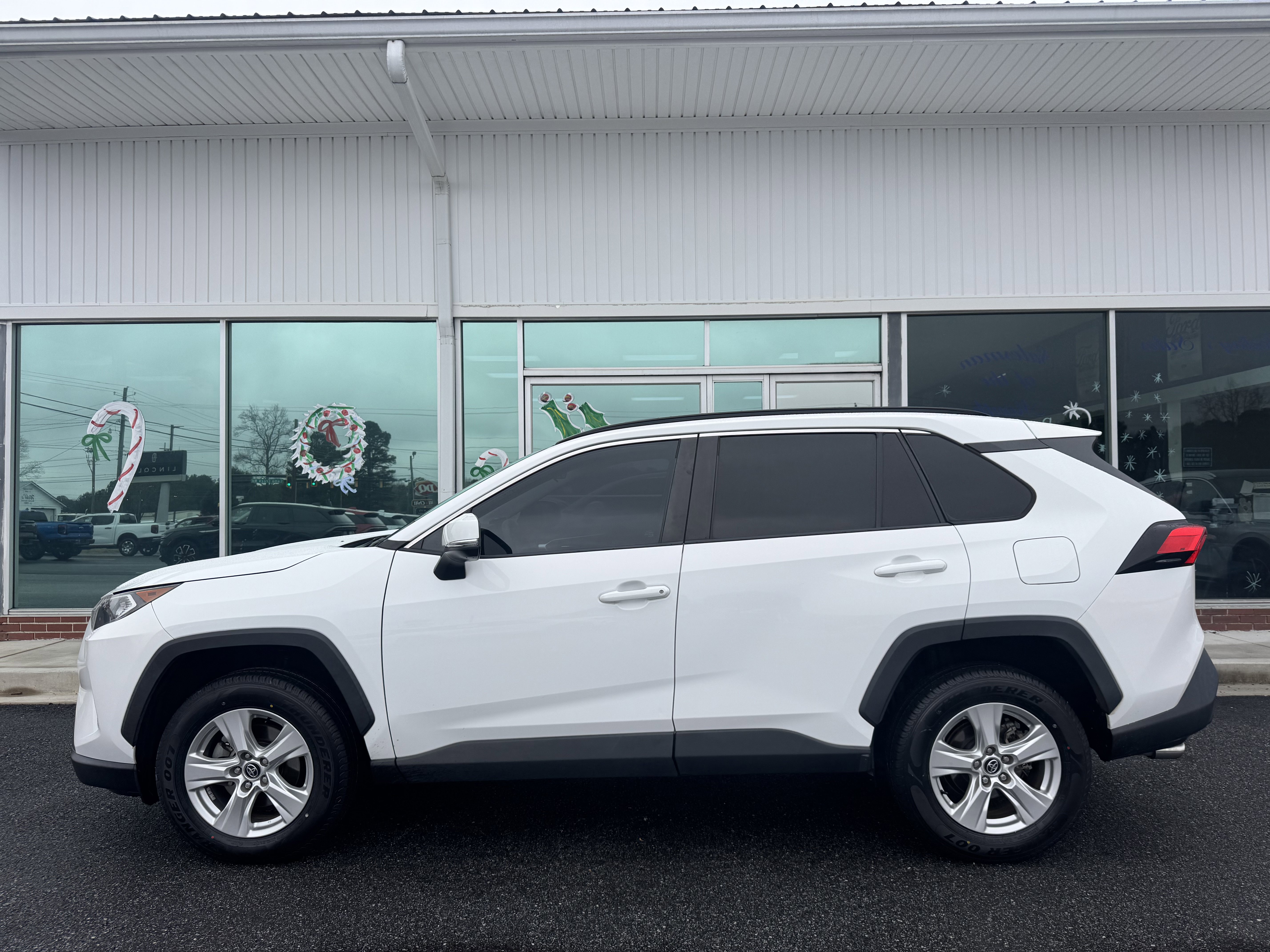 2020 Toyota RAV4 XLE's photo