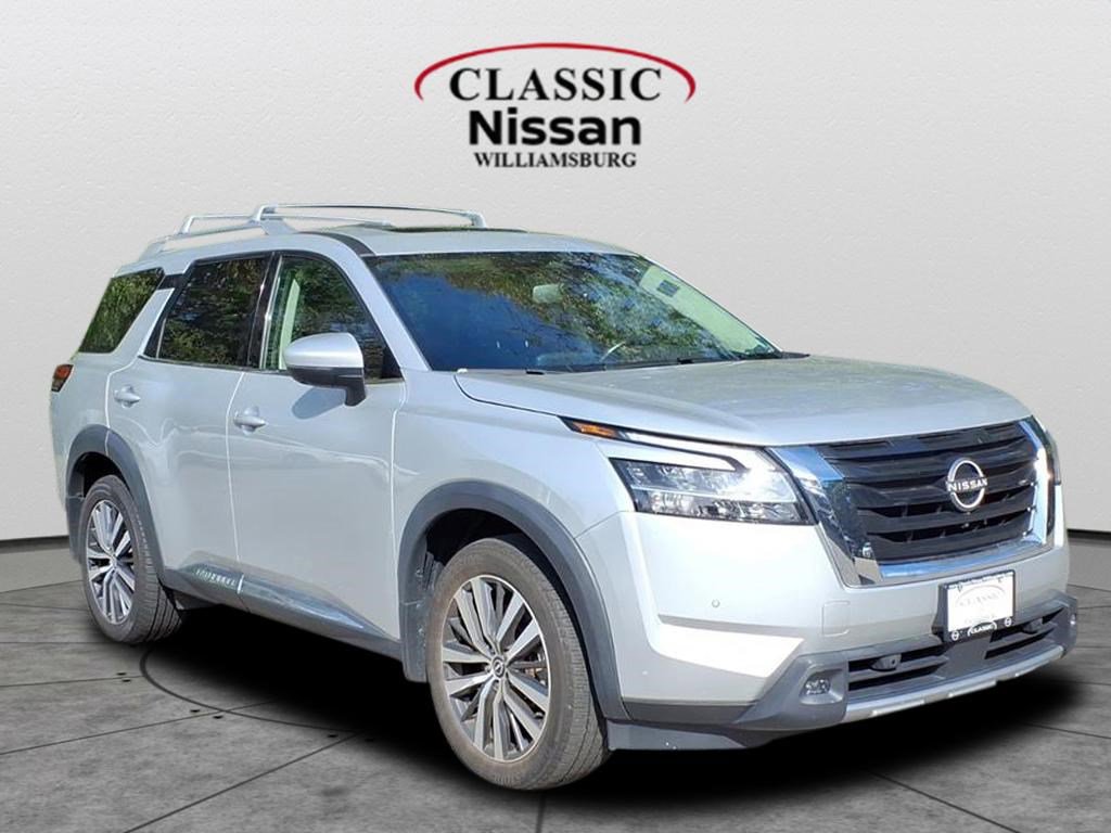 2022 Nissan Pathfinder Platinum's photo
