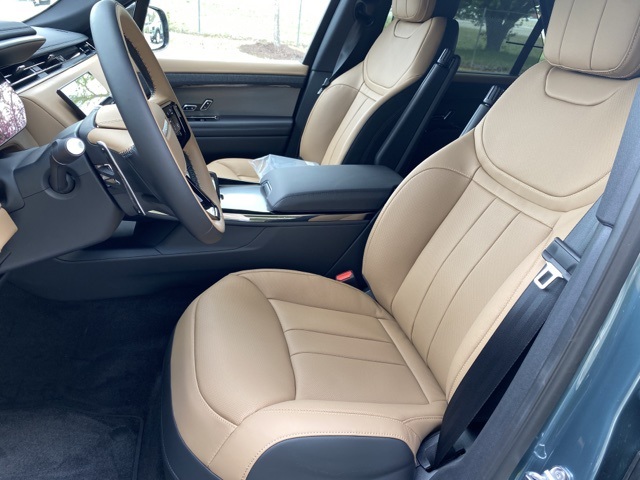 2025 Land Rover Range Rover Sport SE photo 4