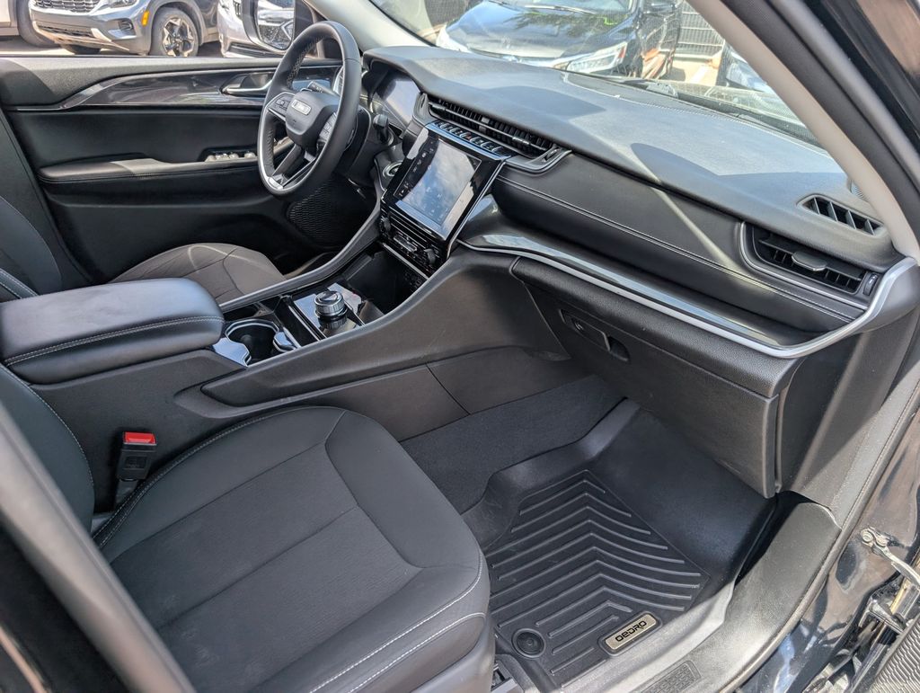 2023 Jeep Grand Cherokee Laredo photo 9