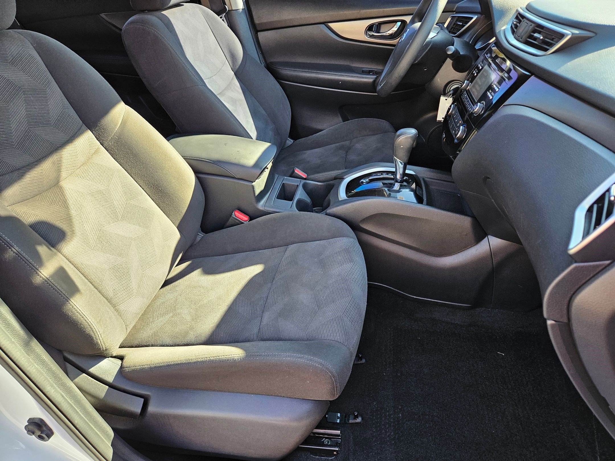 2016 Nissan Rogue S photo 17