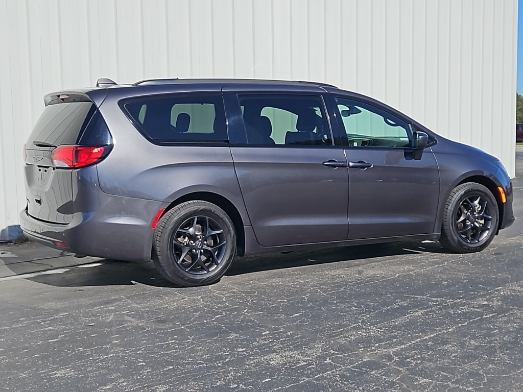 2020 Chrysler Pacifica Touring L photo 3