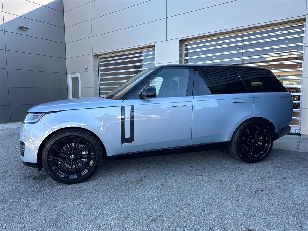 2025 Land Rover Range Rover SE photo 3