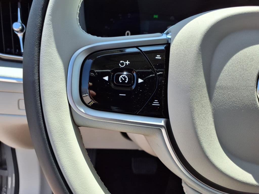 2025 Volvo XC60 Plus photo 15