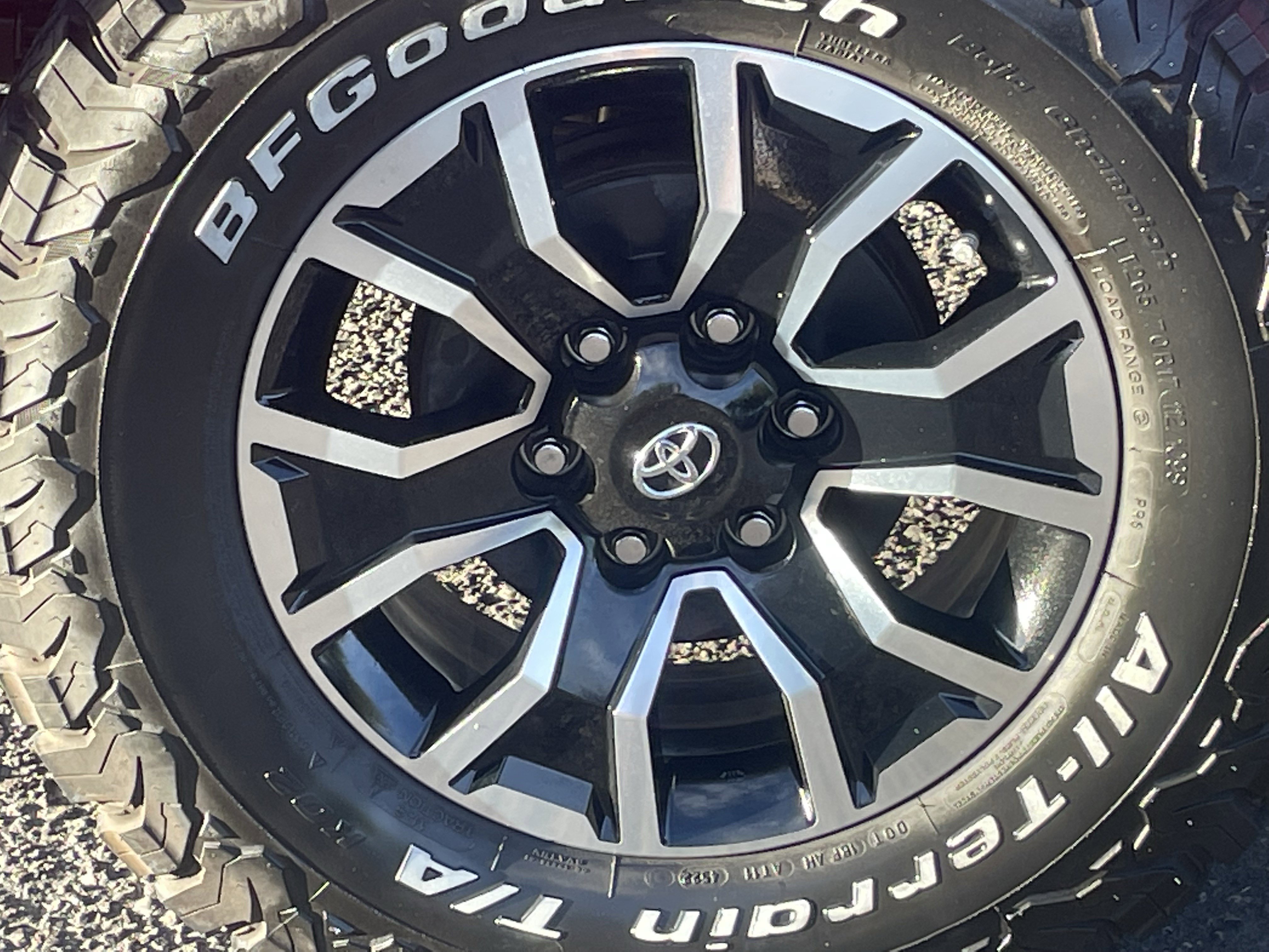 2023 Toyota Tacoma TRD Sport photo 2