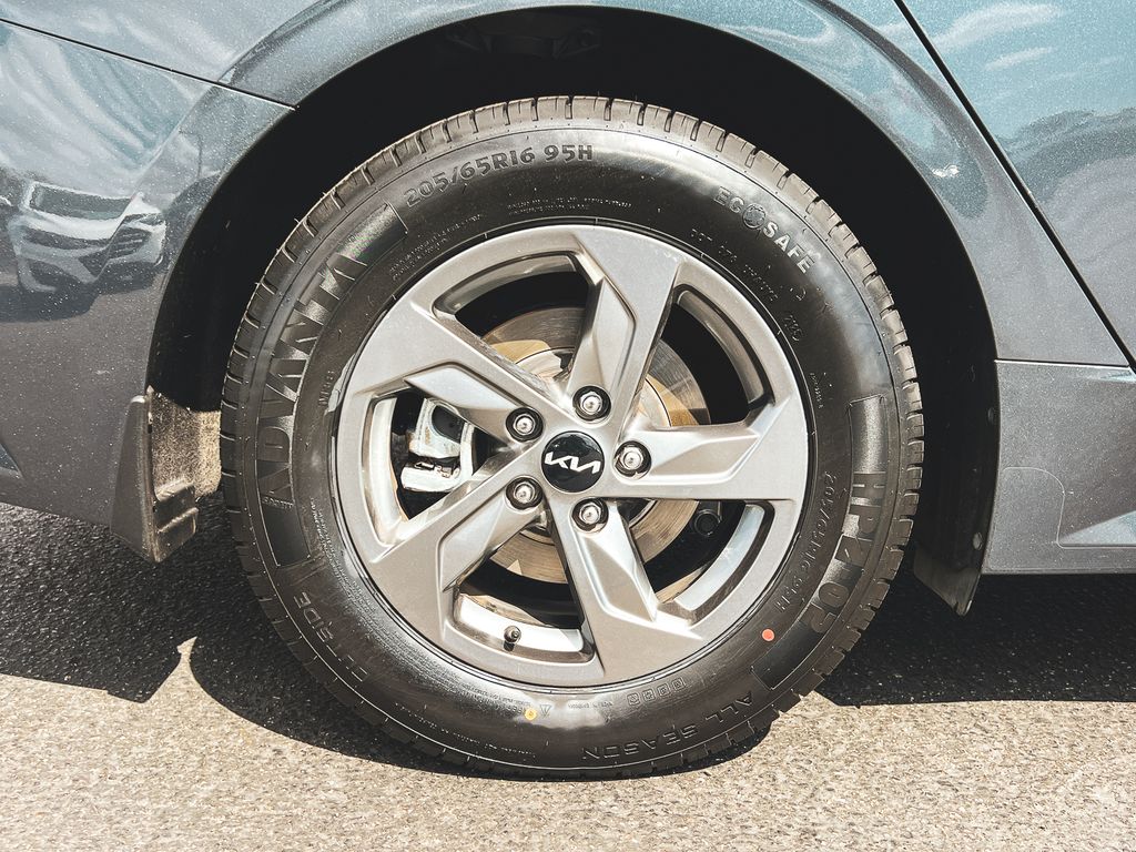 2022 Kia K5 LXS photo 4