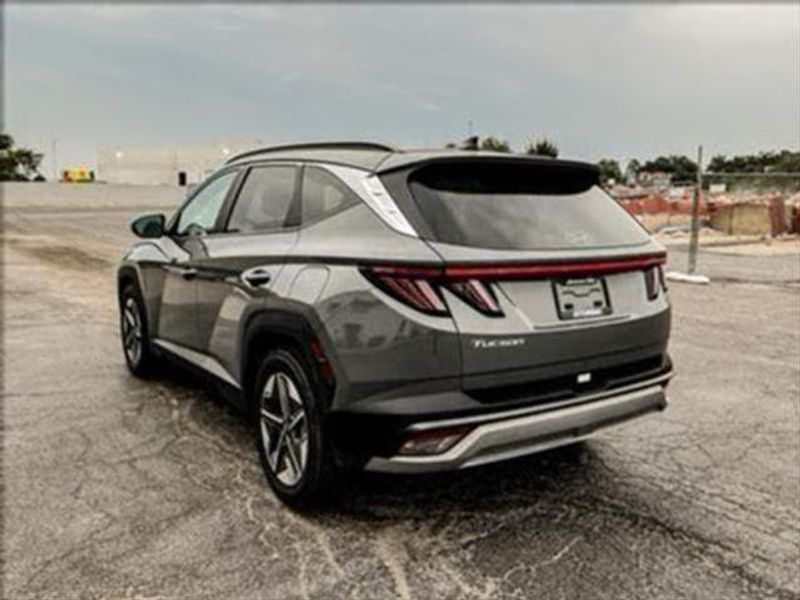 2025 Hyundai Santa Cruz Limited photo 2