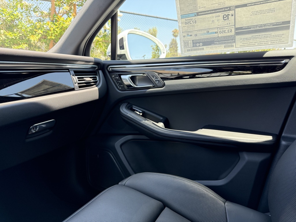 2025 Porsche Macan S photo 20
