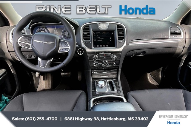 2022 Chrysler 300 Touring photo 12