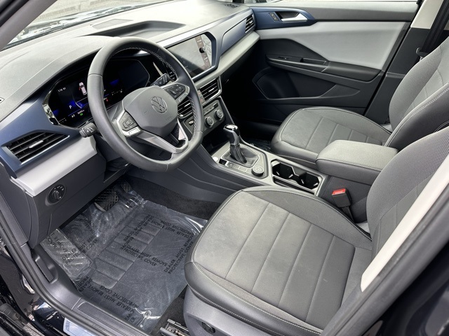 2022 Volkswagen Taos SE photo 2