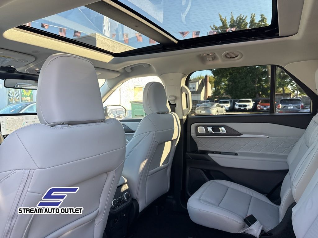 2025 Ford Explorer Platinum photo 19