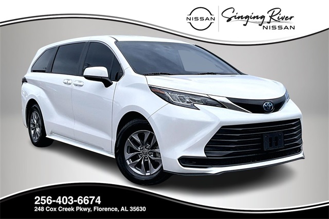 2023 Toyota Sienna LE's photo