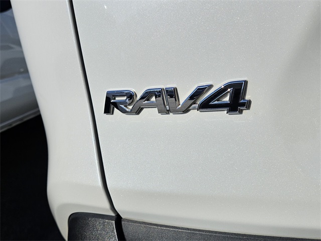2023 Toyota RAV4 XLE Premium photo 6