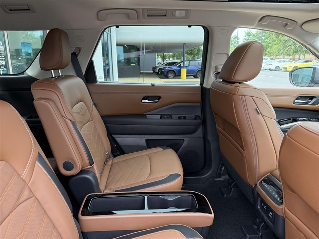 2025 Nissan Pathfinder Platinum photo 14