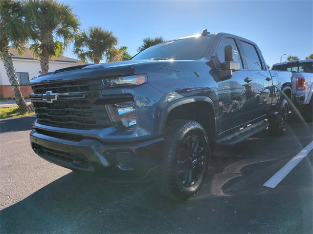2025 Chevrolet Silverado 2500HD Custom photo 3