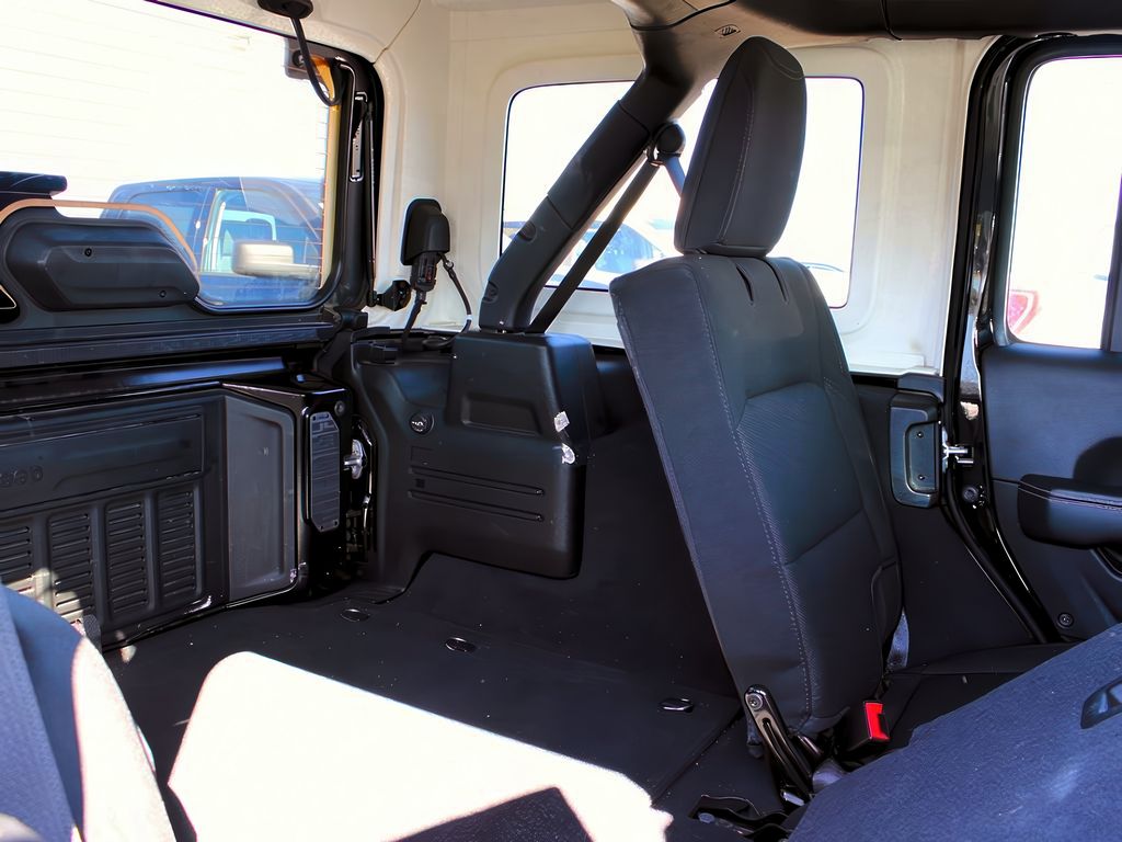 2023 Jeep Wrangler Sahara photo 25
