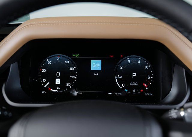 2025 Land Rover Defender 110 V8 photo 16