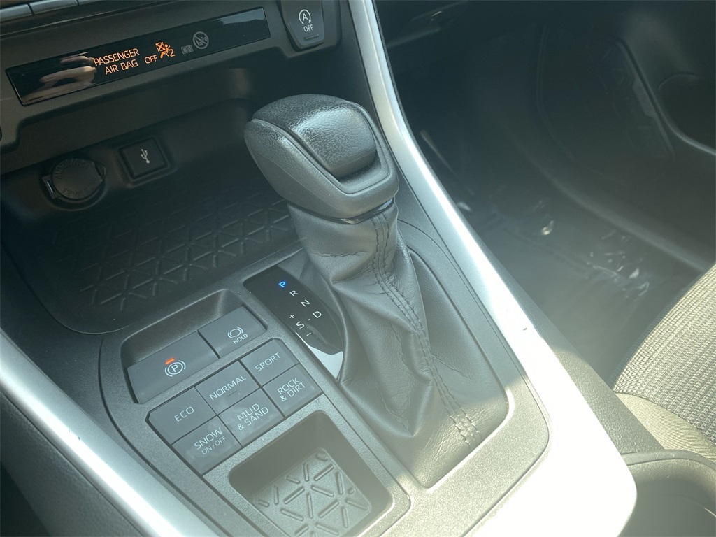 2022 Toyota RAV4 LE photo 20