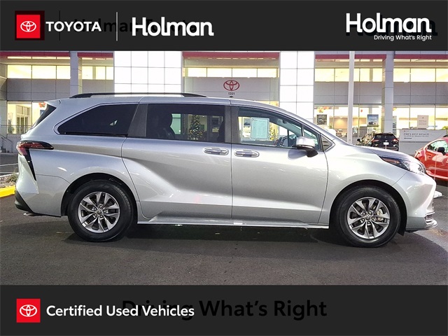 2024 Toyota Sienna XLE's photo